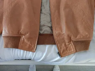 Cazadora de cuero marrón