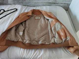 Cazadora de cuero marrón