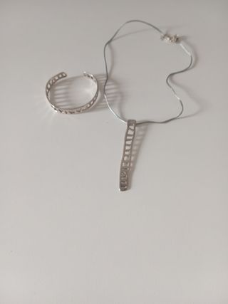 Pulsera y colgante plateados