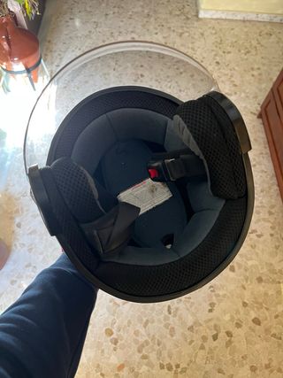 Casco de moto gris con visera