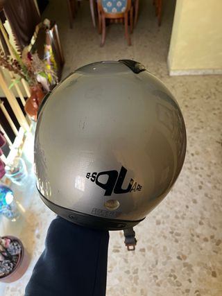 Casco de moto gris con visera