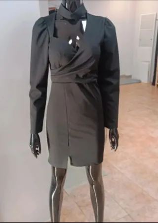 Vestido fiesta negro elegante. No tiene marca