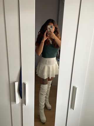 Botas altas de cuero blancas con hebilla