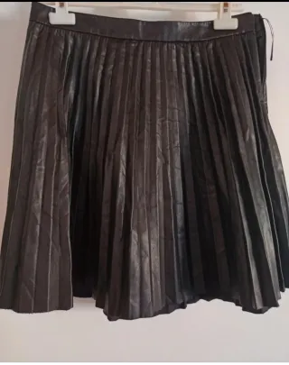 Falda plisada efecto piel Mango