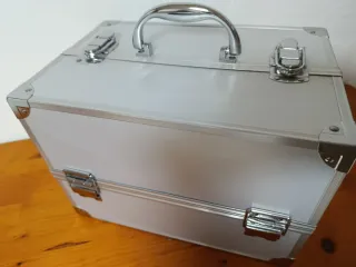 Maletín de maquillaje plateado