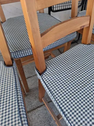 4 Sillas de madera con cojín