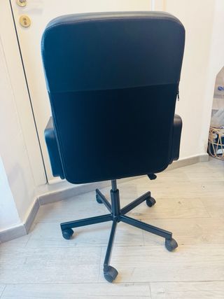 Silla giratoria negra como nueva