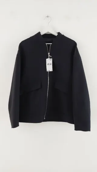 Chaqueta bomber oversize Mango negra