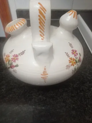 Botijo de cerámica pintado a mano