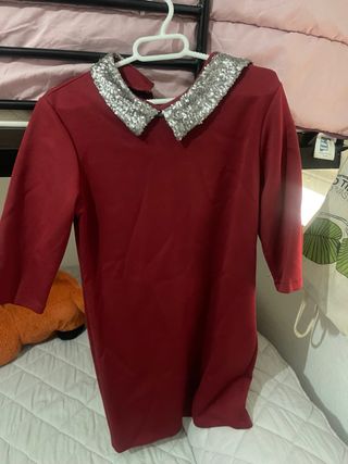 Vestido rojo con cuello plateado