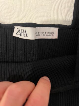 Jersey Top canalé hombro descubierto negro