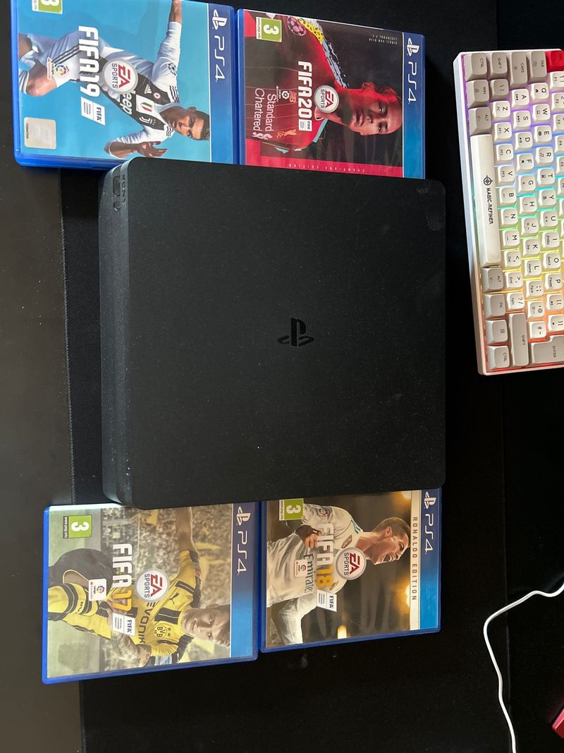 Consola PS4 Negra + 4 Juegos FIFA