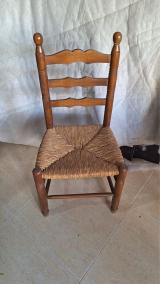 Silla antigua de madera con asiento de enea
