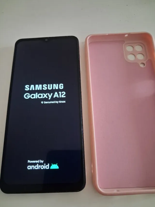 Samsung Galaxy A12 con funda rosa