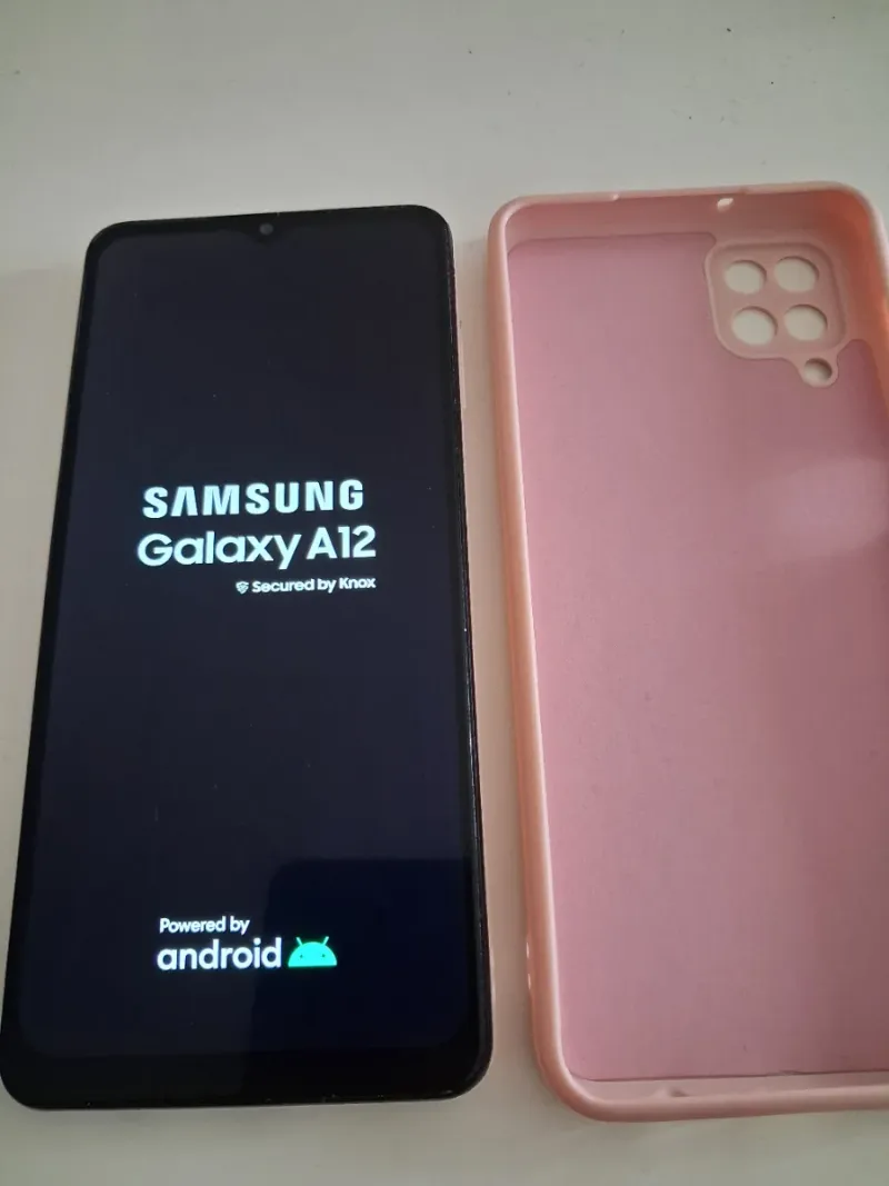 Samsung Galaxy A12 con funda rosa