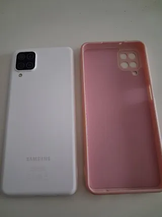 Samsung Galaxy A12 con funda rosa
