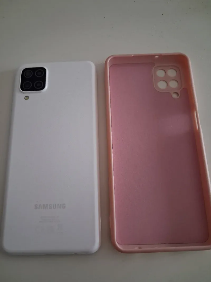 Samsung Galaxy A12 con funda rosa afbeelding 3