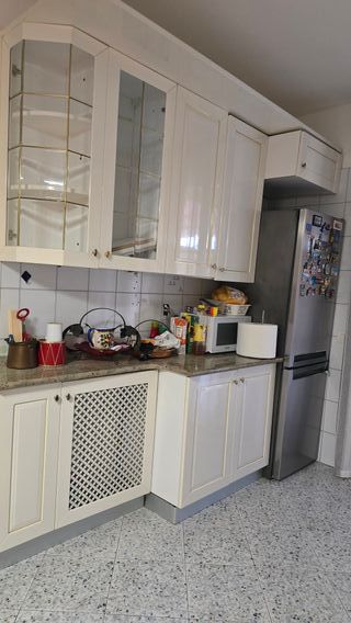 Cucina su misura beige e bianca