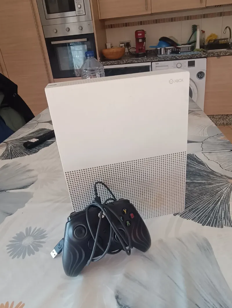 Xbox One S + Mando