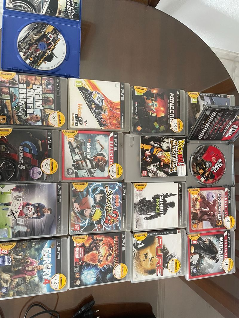 Consola PS3 con 17 juegos y 2 mandos