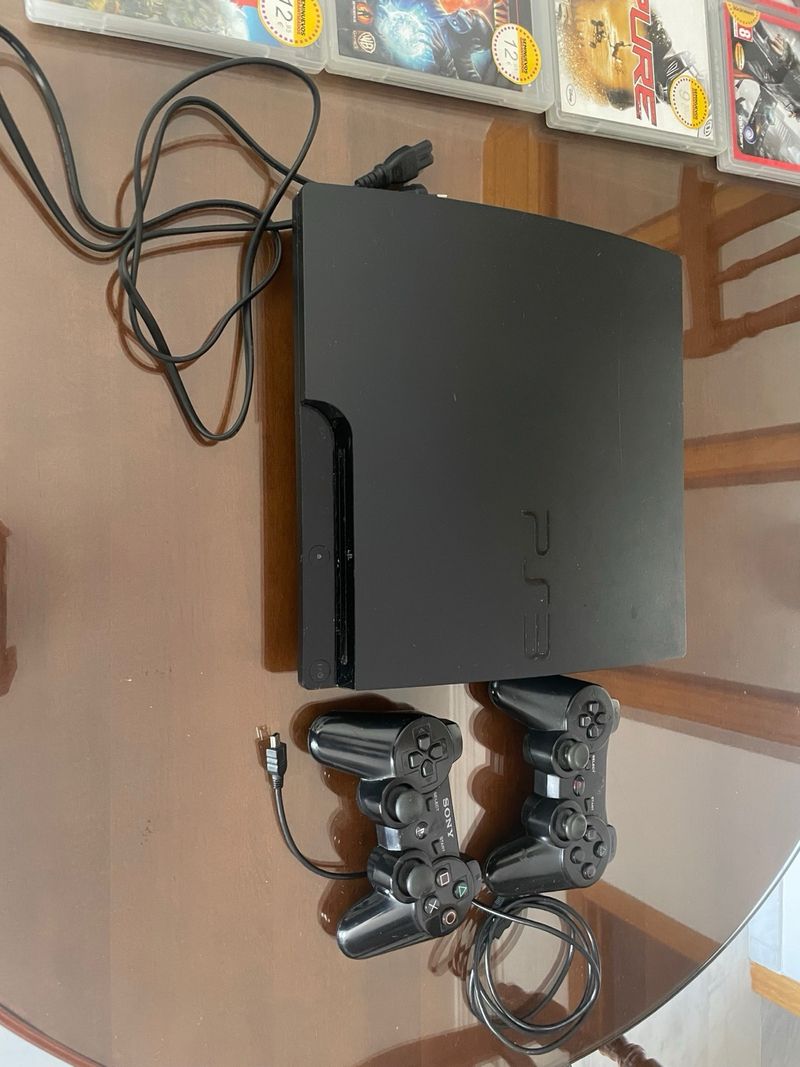 Consola PS3 con 17 juegos y 2 mandos afbeelding 2