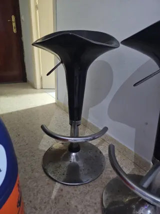Taburetes negros y plateados