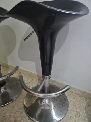 Taburetes negros y plateados