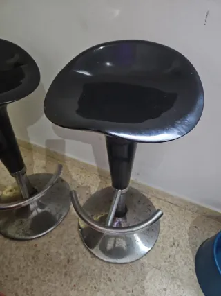 Taburetes negros y plateados