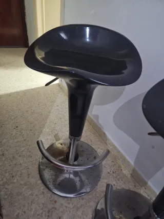 Taburetes negros y plateados