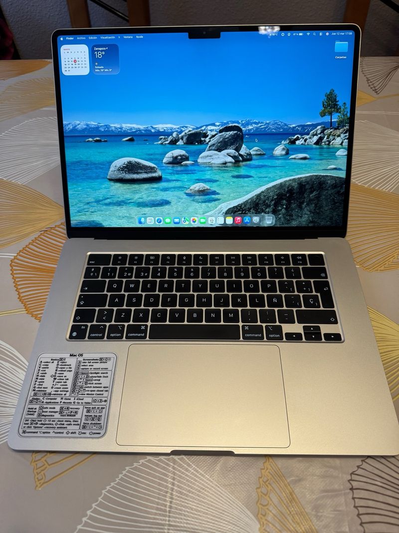 MacBook Air 15” M2 Plata