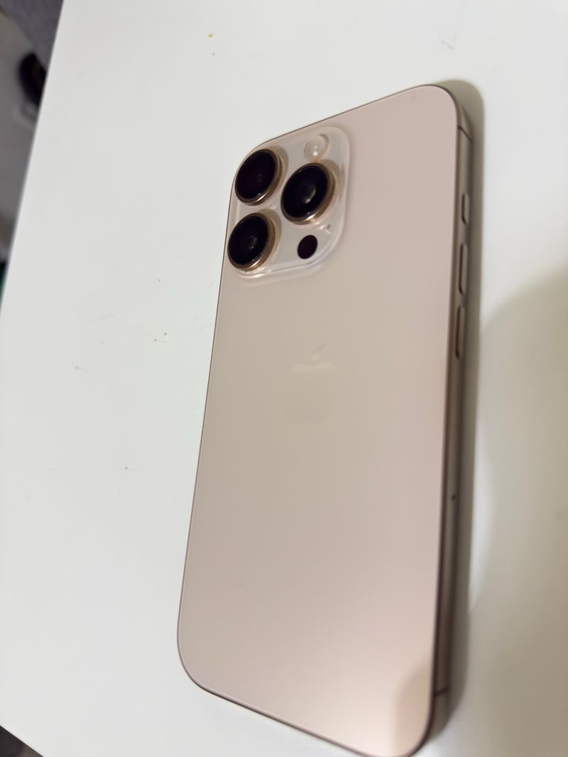 iPhone 16 Pro Dorado