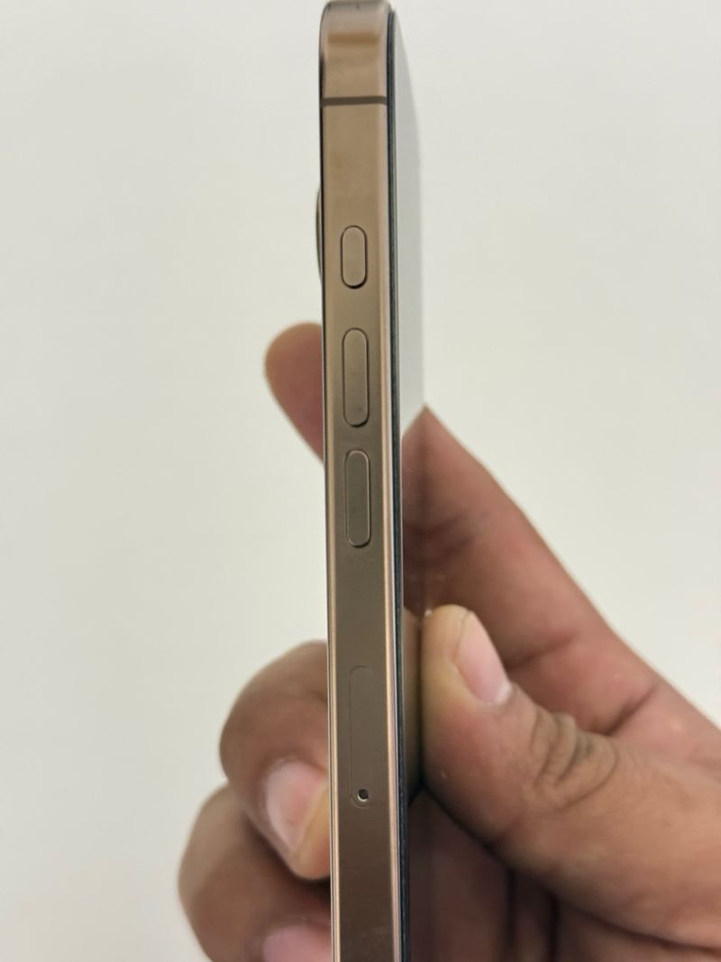 iPhone 16 Pro Dorado afbeelding 2