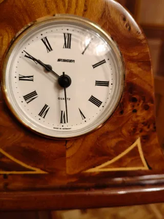 Reloj de sobremesa de madera marca Stranger