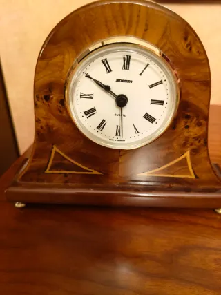 Reloj de sobremesa de madera marca Stranger