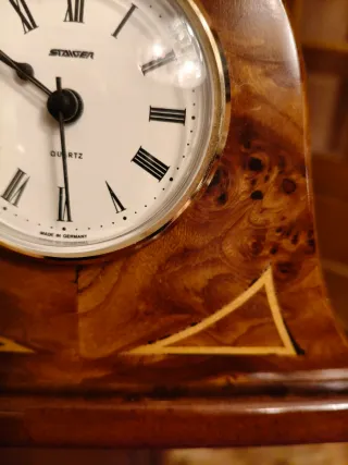Reloj de sobremesa de madera marca Stranger