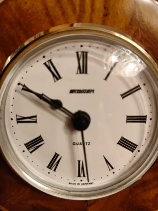 Reloj de sobremesa de madera marca Stranger