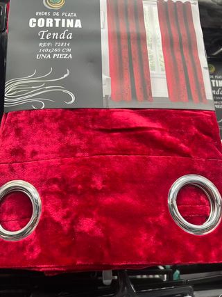 Cortinas de terciopelo rojo forradas