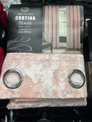 Cortinas de terciopelo rojo forradas