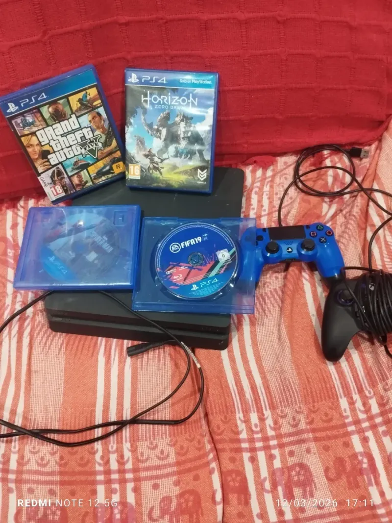 PS4 (PlayStation 4) Negra + Juegos y Mando