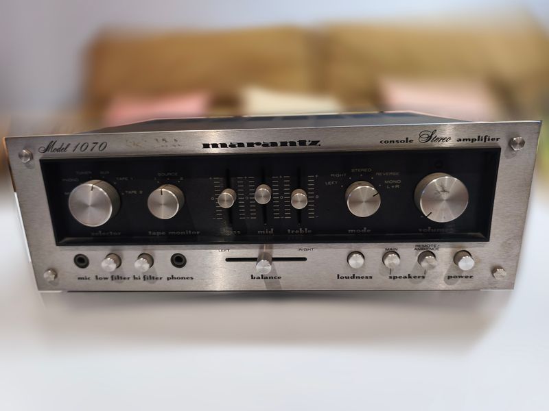Amplificador Marantz 1070 Plata y Negro