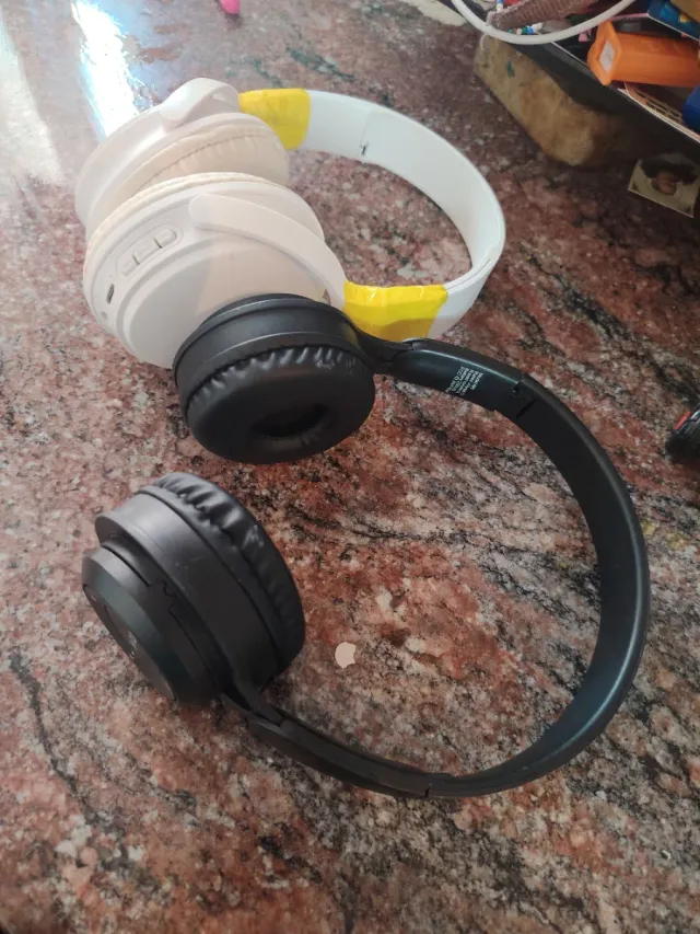 Auriculares Inalámbricos Negros y Blancos