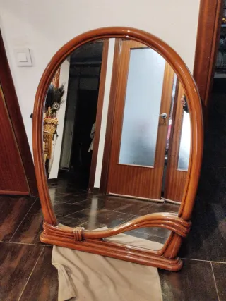 Espejo de madera ovalado