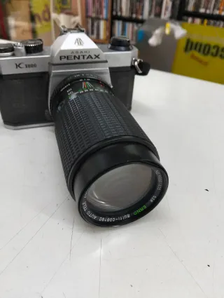Cámara Pentax K1000 con objetivo 200mm