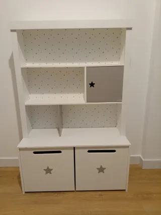 Mueble infantil blanco con estrellas