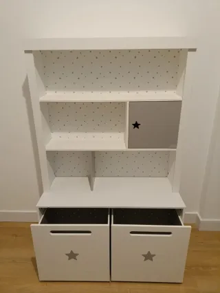Mueble infantil blanco con estrellas