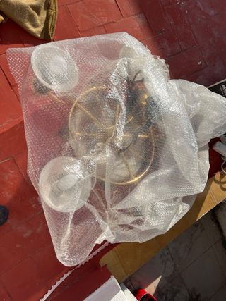 Lámpara de salón dorada y blanca