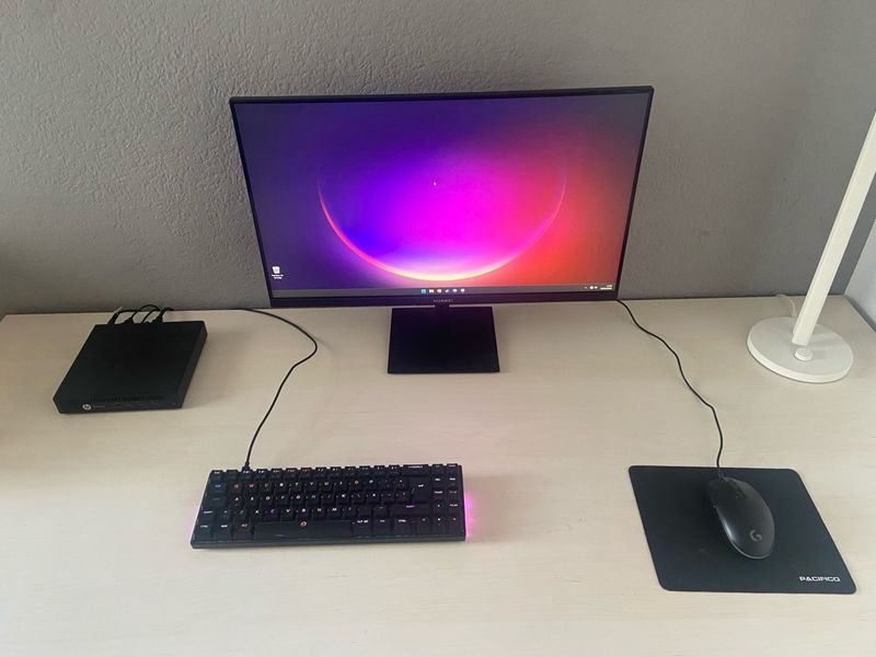 Mini PC HP + monitor y periféricos