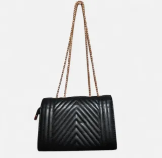 Bolso negro elegante con cadena dorada