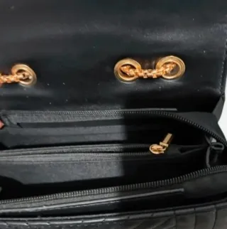 Bolso negro elegante con cadena dorada