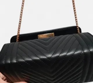 Bolso negro elegante con cadena dorada